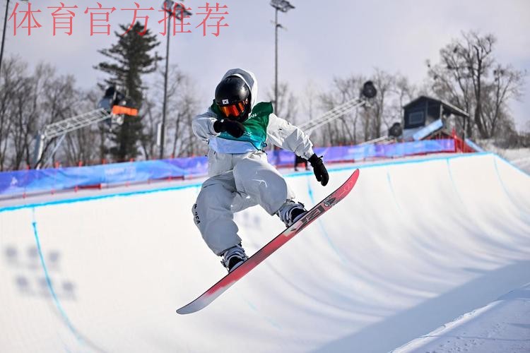 国际雪联U型场地世界杯云顶站 单板滑雪男子预赛